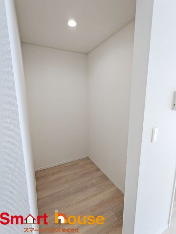 【収納】 | 相模原市中央区上溝第138　新築全3棟 | お洋服を大切にされる方に大変喜ばれる、憧れのウォークインクローゼット。
お洋服以外にも掃除機やスーツケースなどを一箇所に集約できるのは魅力ですね！
扉が一箇所ですので、お部屋の見た目にもスッキリ！