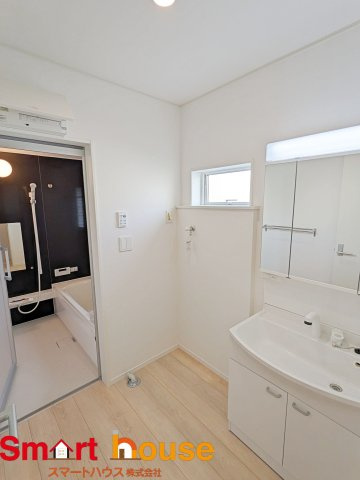 【独立洗面台】 | 相模原市中央区上溝第138　新築全3棟 | ゆとりの洗面スペースで朝の身支度も快適スムーズに。３面鏡で髪のセットやお化粧もストレスなくこなせ、朝から気分良く通勤通学に向かえそうですね！鏡の裏にはたっぷりと収納スペースを標準装備！