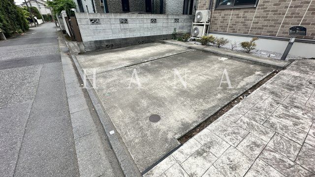 レオシェスタの駐車場