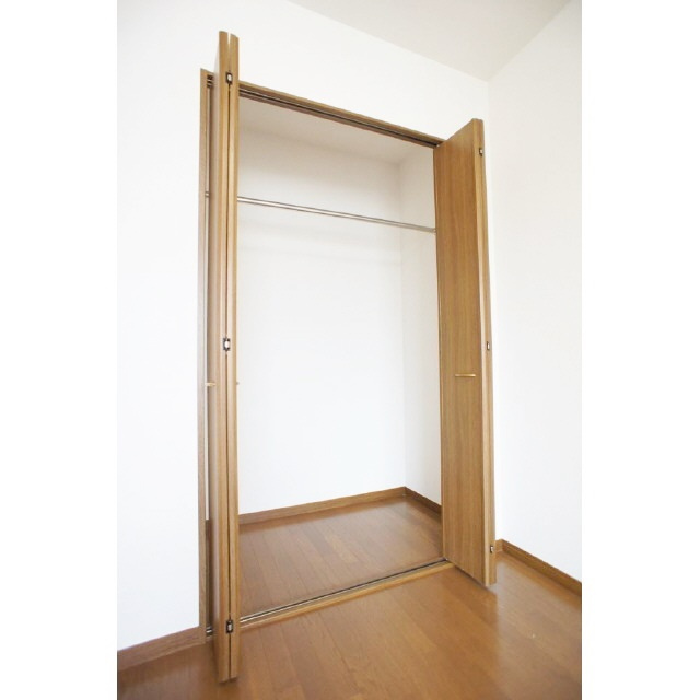 アムールEMの収納|ポール付きで使い勝手の良いクローゼット♪