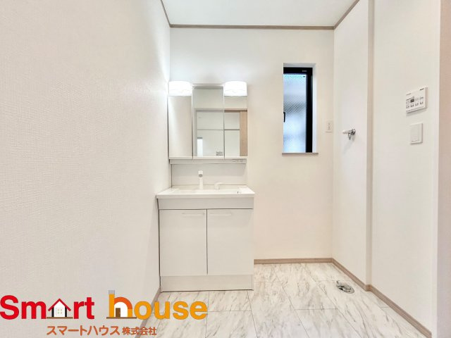 【独立洗面台】 | 相模原市南区相模台　新築2棟 | ゆとりの洗面スペースで朝の身支度も快適スムーズに。３面鏡で髪のセットやお化粧もストレスなくこなせ、朝から気分良く通勤通学に向かえそうですね！鏡の裏にはたっぷりと収納スペースを標準装備！