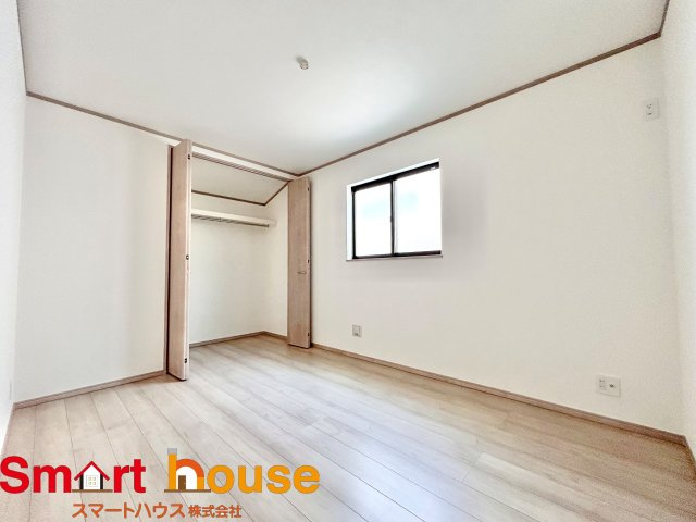 【洋室】 | 相模原市南区相模台　新築2棟 | 広々とした居住空間は日々の暮らしを彩り、心のやすらぎと満足感を与えてくれます。通風と採光を考慮した設計は子供たちはのびのび育ち、家族でくつろぎと団らんを生み出します。