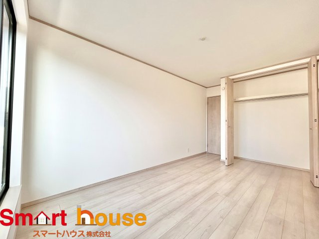 【洋室】 | 相模原市南区相模台　新築2棟 | 大きな窓からたっぷりの日差しが降り注ぐ明るい室内です。気持ちの良い朝日を受けて、目覚めの良い健康的な朝を迎えられそうです。 