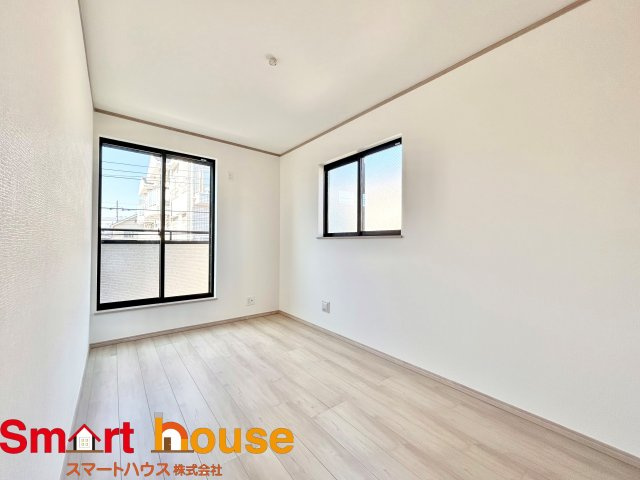 【洋室】 | 相模原市南区相模台　新築2棟 | 大きな窓からたっぷりと陽光が注がれる明るい空間。家族の成長に対応できる永住仕様の間取り。一日の疲れをいやしてくれる主寝室。時を忘れて過ごす場所として過ごせるお部屋。