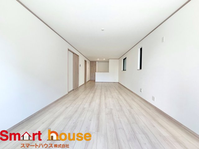 【居間・リビング】 | 相模原市南区相模台　新築2棟 | 広くゆったりと家族揃って寛げるLDKは○帖。毎日の始まりと終わりをここで迎える大切な空間はいつでも心地良い空気感。落ち着いた雰囲気で過ごしたり家族でわいわい盛り上がる日も。