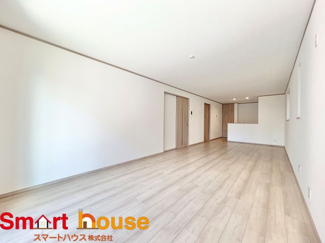 【居間・リビング】 | 相模原市南区相模台　新築2棟 | 導線もしっかりと取れている間取りなので、ダイニングテーブルやソファー、ローテーブルなどの家具もしっかりと配置できます。ゆったりとした広さの空間でご家族だんらんの時間をお過ごしください。