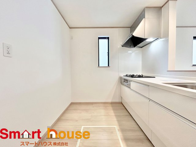 【キッチン】 | 相模原市南区相模台　新築2棟 | 幅広いキッチンに冷蔵庫、カップボードなどを設置しても楽々と料理できます！
スペースにゆとりがあると気持ちもいいですね♪