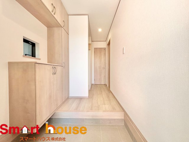 【玄関】 | 相模原市南区相模台　新築2棟 | 住む人も来客も入った瞬間にワクワクさせてくれるオシャレな玄関♪
収納もたっぷりあるので、靴がたくさんあっても安心！
気持ちの良い朝は、毎日ここからスタートしていきます♪