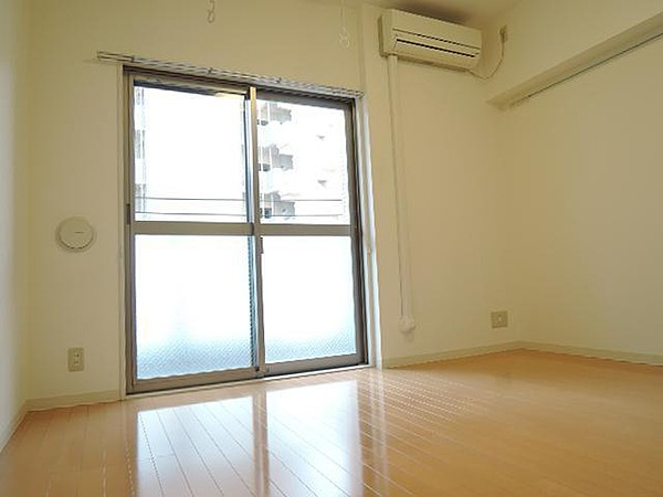 グランディール浅草の洋室