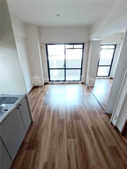 【居間・リビング】 | シャトー弁天弐番館 | こちらのリビングで趣味の時間をお楽しみください