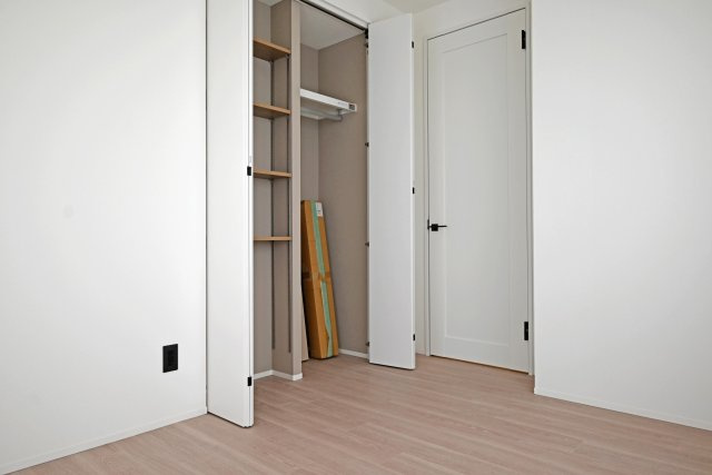 アービング吹田の洋室|-5.5帖-
2面採光で明るい居室です。