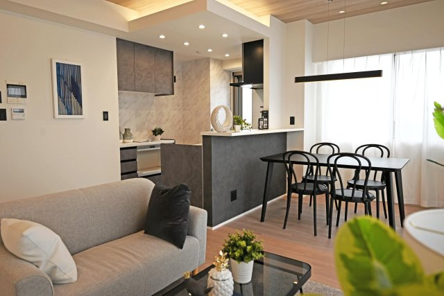 アービング吹田の居間・リビング|2面バルコニーで風の通り道が確保できるので気持ちの良い空間を維持することができそうです。