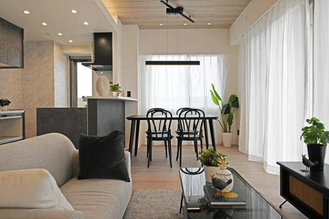 アービング吹田の居間・リビング|対面式キッチンでダイニングとの距離が近く料理をダイニングに運んだり、片付けたりするのが楽なので家事の時短に繋がります。