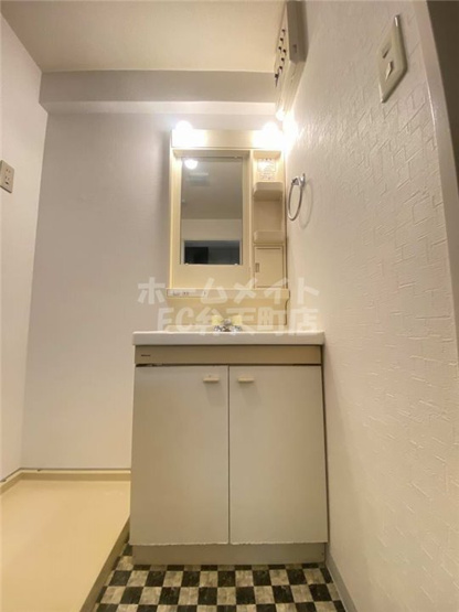 【洗面所】 | シャトー弁天弐番館 | スペースが確保できる洗面所です