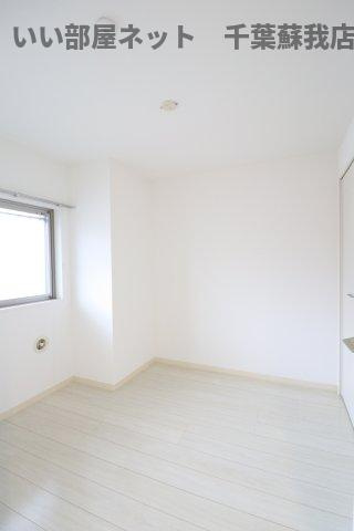 ヴァンヴェール葛城の寝室|広くて明るい寝室