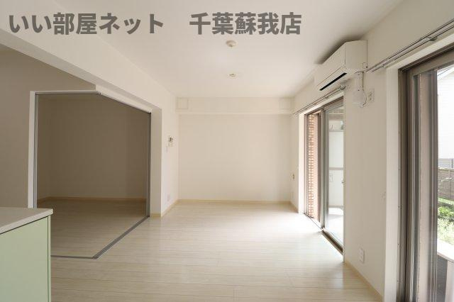 ヴァンヴェール葛城の居間・リビング|こちらの居間で趣味の時間をお楽しみください