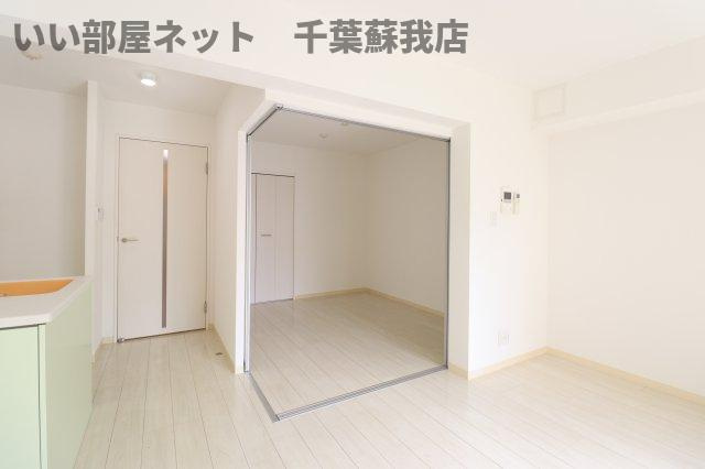 ヴァンヴェール葛城の居間・リビング|こちらのリビングで趣味の時間をお楽しみください