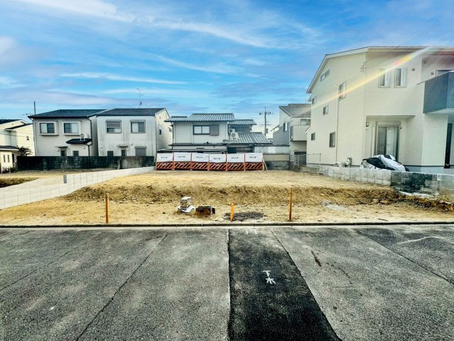 大原野上里男鹿町2期1号地の前面道路含む現地写真|【間口ドーンと７.４ｍ♪】
駐車２台停めても余裕があるので、バイクも置けるので趣味が制限されることない生活が実現♪