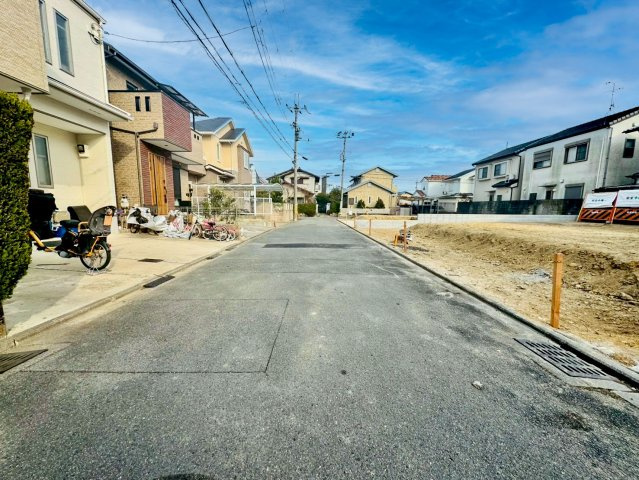 大原野上里男鹿町2期1号地の前面道路含む現地写真|前面道路は５ｍ！
このエリアでは少し控えめに感じますが、対向車と十分すれ違える道路幅です♪