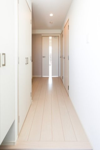 サヴォイラ・マリナ　ドゥ　ハカタ　2階の玄関|別号室のものです。現状優先になります。