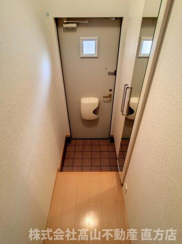 直方市大字感田のアパートの玄関