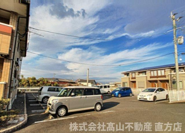 直方市大字感田のアパートの駐車場