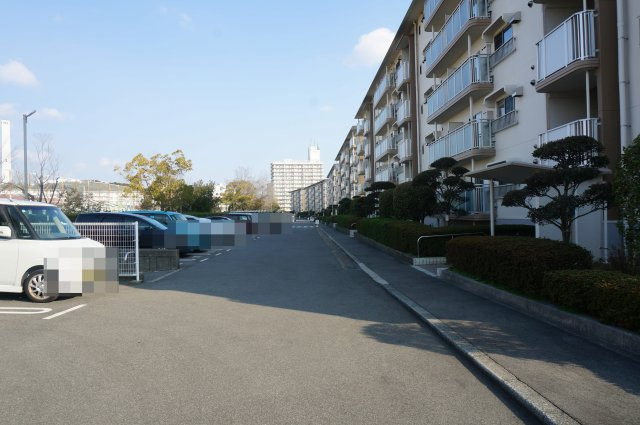 名谷14団地57号棟の駐車場