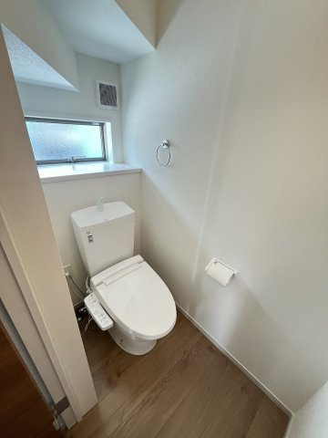 【内装】 | 糟屋郡須恵町大字旅石24期　1号棟（全4棟）【仲介手数料無料・0円】 | 施工例。1階のトイレです。施工例は完成時と異なる場合があります。。