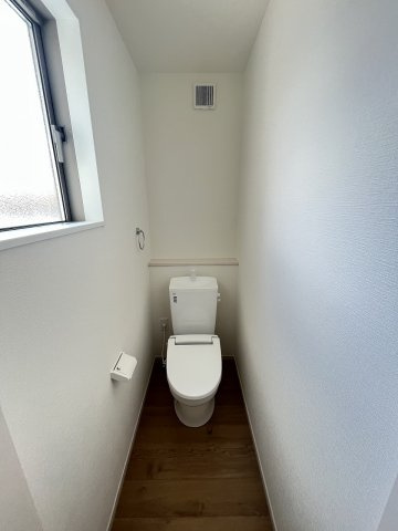 【内装】 | 糟屋郡須恵町大字旅石24期　1号棟（全4棟）【仲介手数料無料・0円】 | 施工例。2階にもトイレです。施工例は完成時と異なる場合があります。