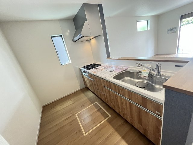 【キッチン】 | 糟屋郡須恵町大字旅石24期　1号棟（全4棟）【仲介手数料無料・0円】 | 施工例。施工例は完成時と異なる場合があります。