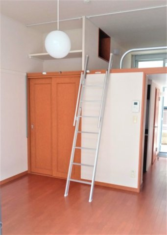 レオパレスオネスティⅢの居間・リビング