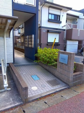 レオパレスオネスティⅢのエントランス