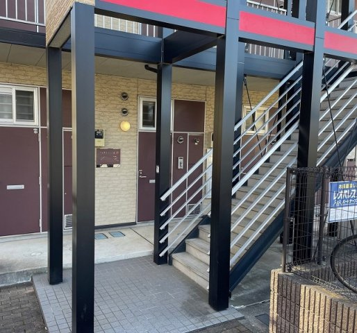 レオパレスリバータウン２０のエントランス