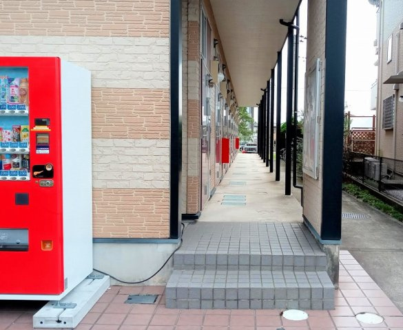 レオパレス中央のエントランス