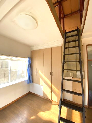 大野台７丁目　中古戸建の洋室|洋室は約10帖のグルニエがあります