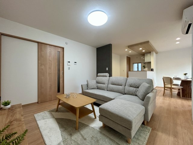 【居間・リビング】 | 【LDK　CG家具設置イメージ】
※画像に含まれる家具家電はCGで作成されたイメージです。実際の物件には付帯しません。