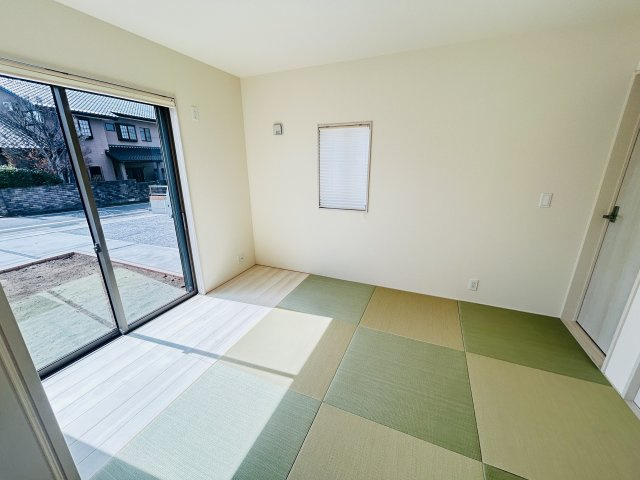 新築　前橋市富士見町原之郷第９　Livele Garden.S　１号棟の和室|現地写真　リビング隣の和室はお子様の遊び部屋としてもちょうどいいですね♪							
