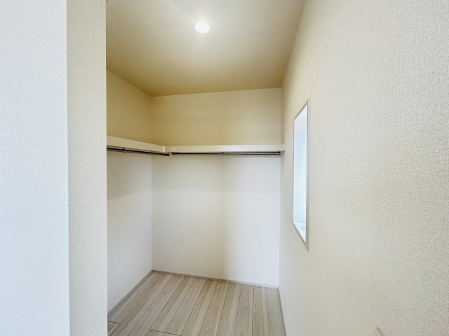 新築　前橋市富士見町原之郷第９　Livele Garden.S　１号棟の収納|現地写真　主寝室の大型のウォークインクローゼットは収納ラクラク、お部屋スッキリ♪							
