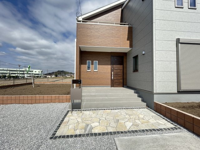 新築　前橋市富士見町原之郷第９　Livele Garden.S　１号棟の玄関|現地写真　ポストと一体型のTVモニターホンでセキュリティ安心！
