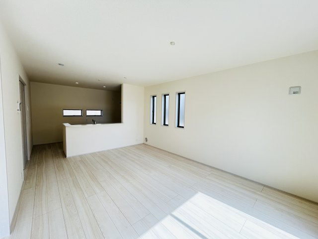 新築　前橋市富士見町原之郷第９　Livele Garden.S　１号棟の居間・リビング|現地写真　16帖の広々リビングはご家族みんなでゆったりくつろげます♪
