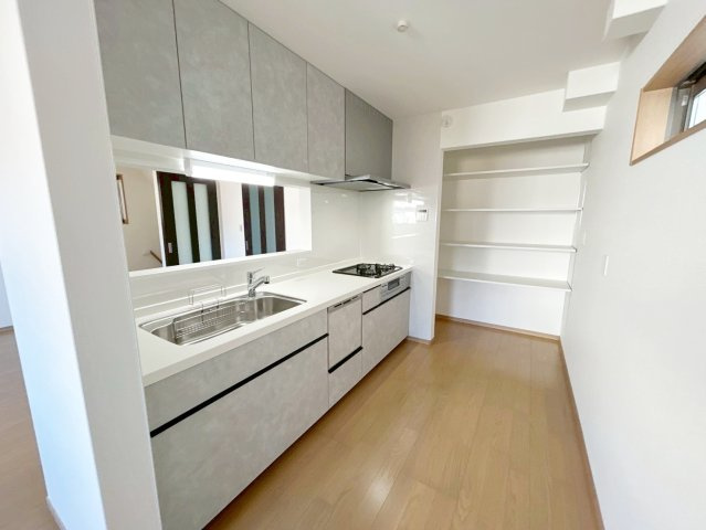 西京極東大丸町　新築参考Bプランの完成予想図|【施工例】
正面に遮るものがない対面キッチン。キッチンワークをしながらお子様の様子も確認できる忙しいパパママに嬉しい配置です。