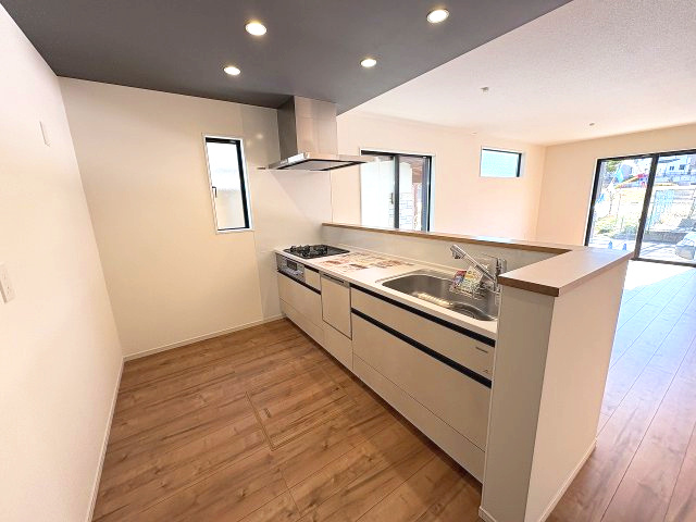 【キッチン】 | 糟屋郡須恵町大字旅石24期　3号棟（全4棟）【仲介手数料無料・0円】 | 施工例。施工例は完成時と異なる場合があります。