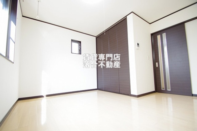 【洋室】 | ルーエンハウス | 落ち着いた色調の洋室