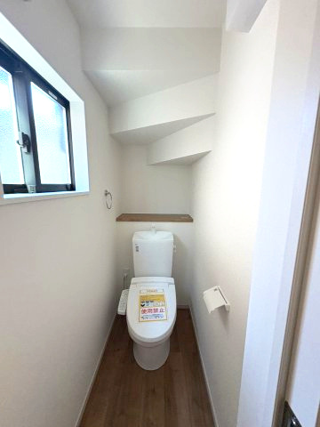 【内装】 | 糟屋郡須恵町旅石24期　4号棟（全4棟）【仲介手数料無料・0円】 | 施工例。1階のトイレです。施工例は完成時と異なる場合があります。。