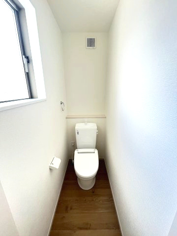 【内装】 | 糟屋郡須恵町旅石24期　4号棟（全4棟）【仲介手数料無料・0円】 | 施工例。2階にもトイレです。施工例は完成時と異なる場合があります。