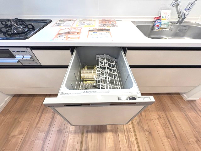 【キッチン】 | 糟屋郡須恵町旅石24期　4号棟（全4棟）【仲介手数料無料・0円】 | 施工例。施工例は完成時と異なる場合があります。