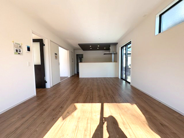 【内装】 | 糟屋郡須恵町旅石24期　4号棟（全4棟）【仲介手数料無料・0円】 | 施工例。リビングです。施工例は完成時と異なる場合があります。