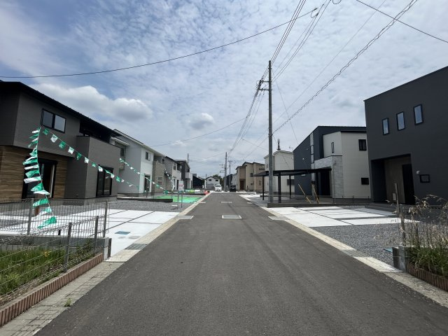 【前面道路含む現地写真】