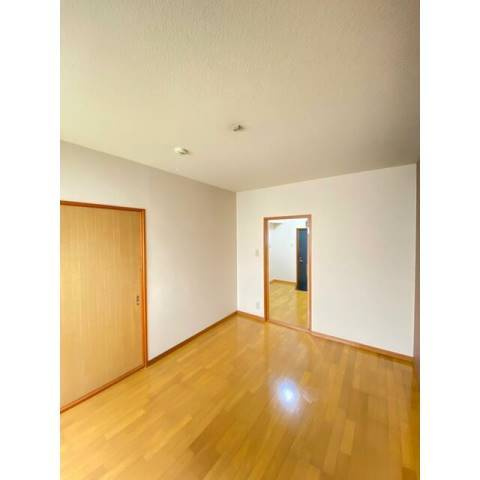 ハイツクレッセントの洋室