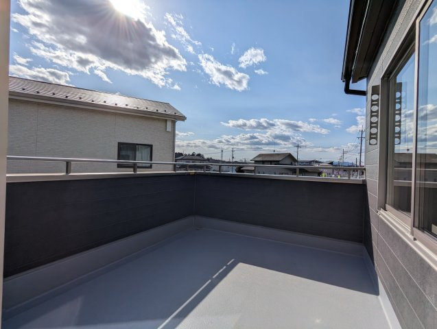 水戸市内原町　第12のバルコニー|暖かな日差しのふりそそぐ広々ルーフバルコニー、たくさんの洗濯物が干せます～